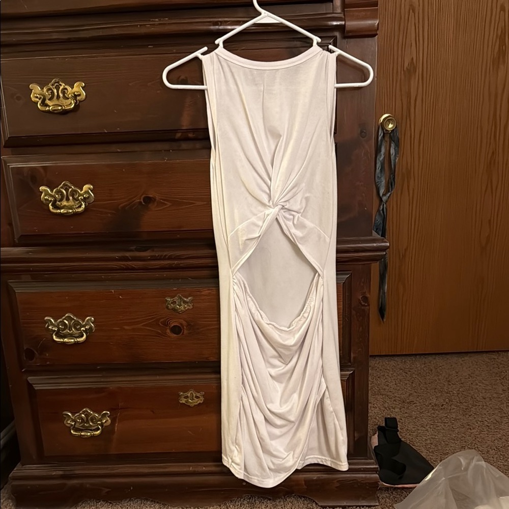 Elegant White Sleeveless Dress